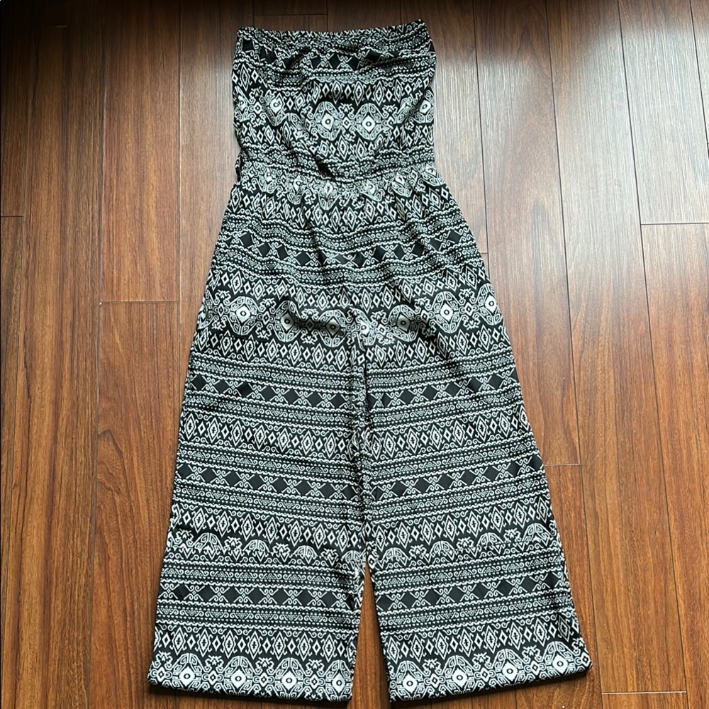 ⚫️⚫️EUC TCEC Black and White Geometric Tube Top Jumpsuit⚫️⚫️